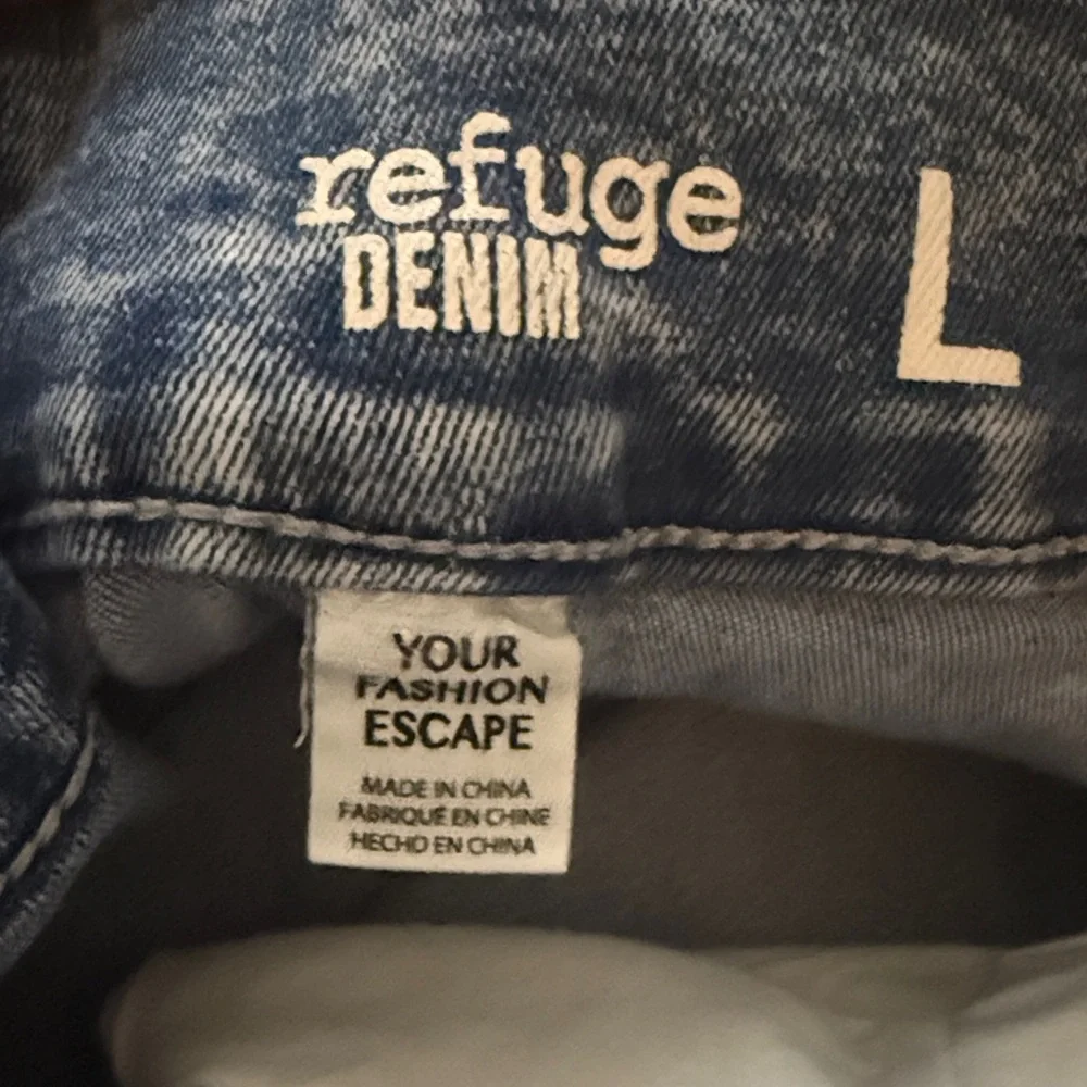 refuge Light Blue Acid-Wash Denim Mini Skirt with Self Belt - Picture 3 of 4